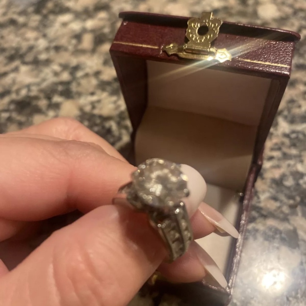 Beautiful Diamond ring - Picture 6 of 8
